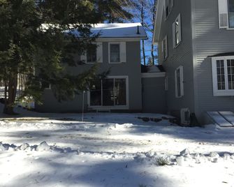 Charming 2 Bedrooom Guest House on 2 acres North Conway Village. - North Conway - Building