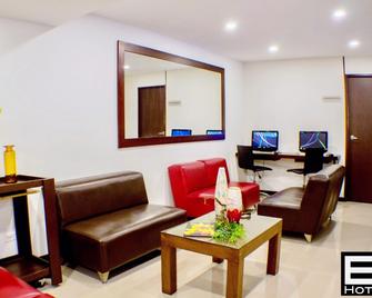Portal del Rodeo ApartaHotel - Medellín - Living room