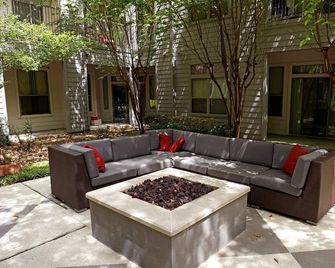 Landing | Modern 2bd, Yoga Studio, Pool - League City - Патіо