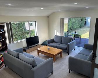 Family & Friends Retreat - Auckland - Living room