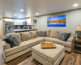 Laramie Gem Less Than half Mi to University of Wyoming! - Laramie - Living room