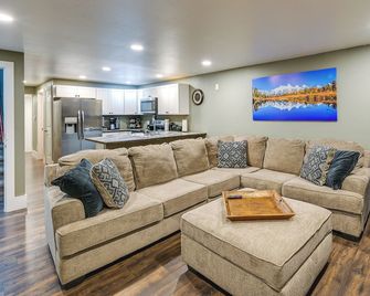 Laramie Gem 1/2 Mi to University of Wyoming! - Laramie - Living room