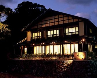 Imagoso Kainouta - Kami - Edificio