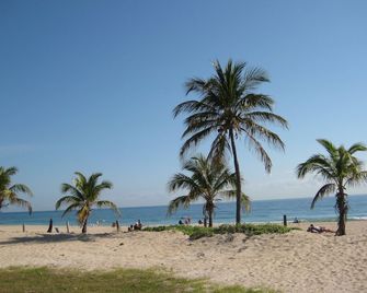 Surf Side Resort - Pompano Beach - Beach