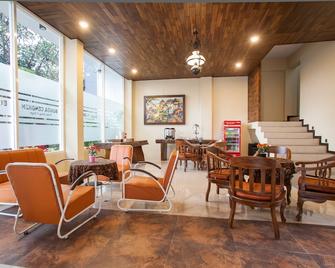 RedDoorz Premium @ Jalan Cengkeh Malang - Malang - Lounge