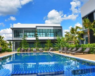 Eireann Boutique Hotel - Prakhon Chai - Piscină