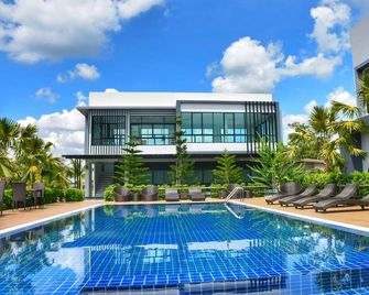Eireann Boutique Hotel - Prakhon Chai - Pool