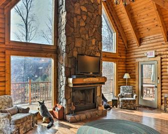 Underwood Home w/ 40 Acres: Fire Pit, Private Lake - Henryville - Living room