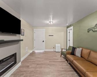 The Pit Stop - Car Themed Apartment in Blackfoot - Blackfoot - Living room