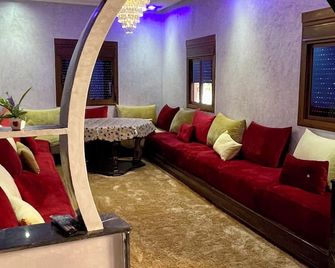 Chez Seltana clean and spacious rental house near Ain Asserdoun + Wifi - Beni Mellal - Living room