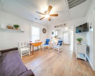 Charming Cottage with Yard Less Than 1 Mi to Lake Erie! - Geneva - Living room