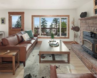 6-bed, 5-bath cabin with majestic view of Flathead Lake with AC - sleeps 20 - Polson - Living room