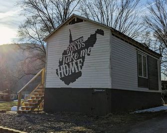 Charming restored barn with 2 bedrooms, 2 baths in beautiful WV mountains - Mathias - Edificio