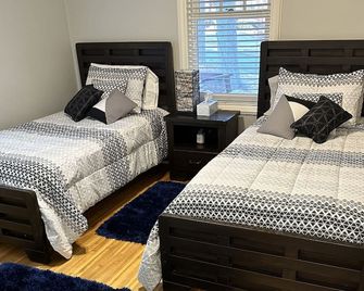 Cozy N Clean Brick Bungalow Dundee- Best Porch Swing in the metro! - Omaha - Habitación