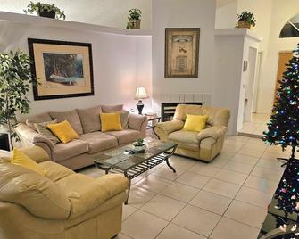 Beautiful 3 Bedroom 2 full bath 2 car garage. - Oviedo - Living room
