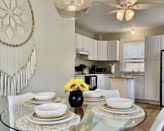 Beautiful Victorian with Modern Flare close to Town, Train & Beach - Ipswich - Kitchen
