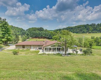 Spacious Ohio Family Home on 5-Acre Property! - New Philadelphia