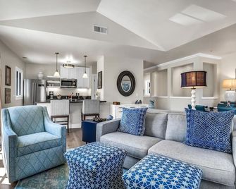 Upscale Condo on the Sonoma Plaza - Sonoma - Living room