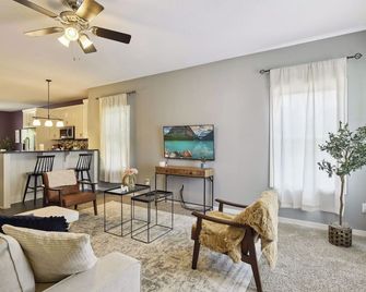 Basketball Court, Pickleball, Karaoke, 6 Beds - Minneapolis - Living room