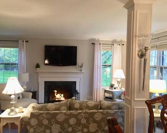 Cozy Retreat in safe area and only minutes from everything. - Fishers - Living room