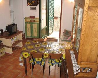 The Costantino's Home In The Green Heart - Pontestazzemese - Comedor