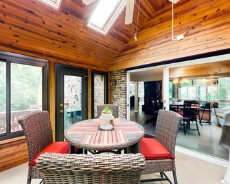 Beautiful, spacious home with mature landscaping, game room, & grill - dogs ok - McHenry - Dining room