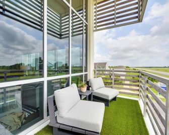 Modern Lake Charles Condo with Balcony 7 Mi to Dtwn - Lake Charles - Balcony