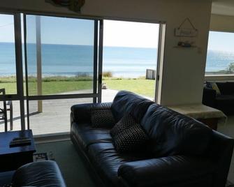 Beachfront - In Paradise! - Pikowai - Living room