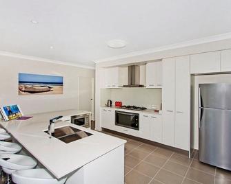 Salty Pause at Bondi House - with Spa and Pet Friendly! - Kingscliff - Kuchyň