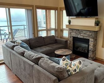 Cozy Family Cottage with Fantastic Lake Views at La Casa Resort - Fintry - Living room