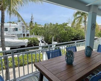 Keys Paradise 2-bedroom, 2-bath with heated pool & direct access to the Atlantic - Little Torch Key - Balkon