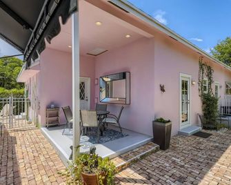 Nini's Cottage 4bd 3ba Vacation Rental - West Palm Beach - Patio
