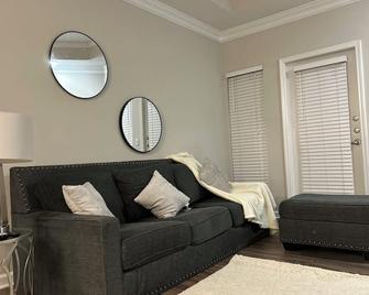 Charming 2-bedroom apartment in Buckhead ! Very safe location, free parking - Atlanta - Salon