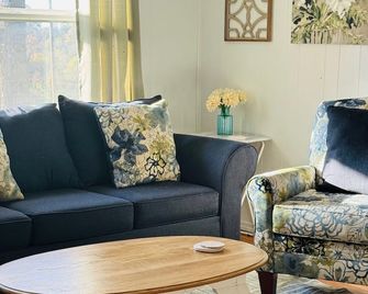 Clean, comfy and cute farmhouse between Joplin and Neosho, easy access to I-49. - Loma Linda - Obývací pokoj