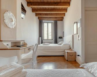 Deluxe spaciuos triple room with large modern ensuite bathroom and airconditioning - Bergamo - Bedroom