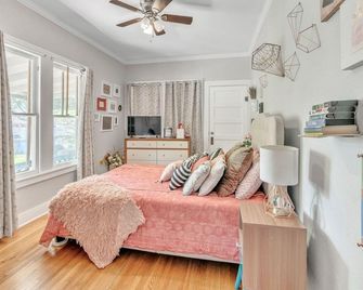 Bright & Fun 3br Cozy Nook 3 Bedroom Home by RedAwning - Seguin - Bedroom