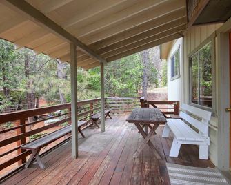 25A Villarreal Retreat - North Wawona - Balcón