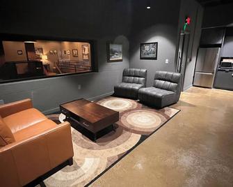 Classified Moto - The Minibike Room - Richmond - Wohnzimmer