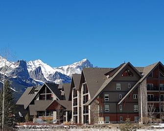 Paradise Resort Vacations - Canmore - Building