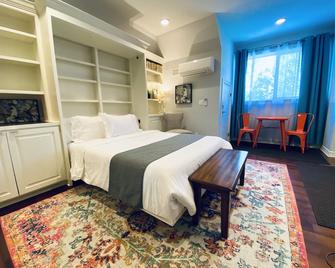 Romantic Weekend Getaway Accommodation with Pool Access in Buda, Texas - Buda - Bedroom