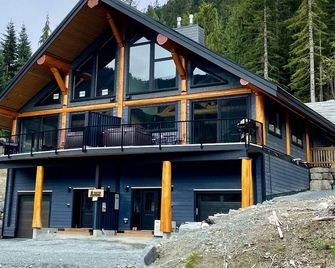 Luxury Cabin with best games room in Hemlock, hot tub, sleeps 10 - Agassiz - Building