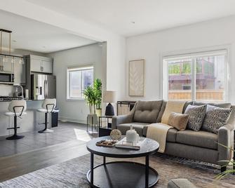 Luxurious and Beautiful, Barrie - Barrie - Living room