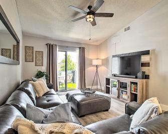 Hinesville Condo Grill, 4 Mi to Fort Stewart - Hinesville - Living room