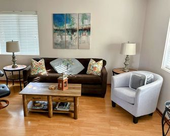 Pet-Friendly Orchard House: Quiet Sanctuary Blocks from UO & Hayward Field - Eugene - Living room