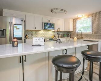 Close to Downtown/UMASS Walk-Out Basement Condo with game room & big backyard! - Amherst - Cocina