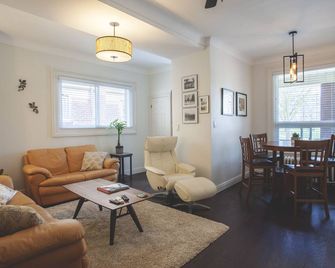 Overlooking Montebello Park - St. Catharines - Living room