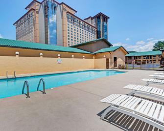 查拉幾賭場附近戴斯酒店 - 切羅基 - 切諾基（北卡羅來納州） - 游泳池