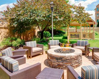 Courtyard by Marriott Roanoke Airport - Roanoke - Patio