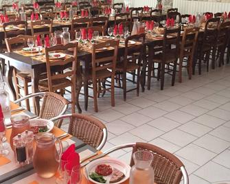 هوستلري دو لا سورس - آرل - مطعم