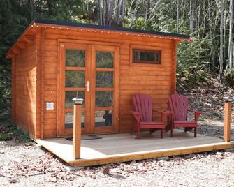 Glamping Bunkie Cabin Near the Cowichan River - Duncan - Patio